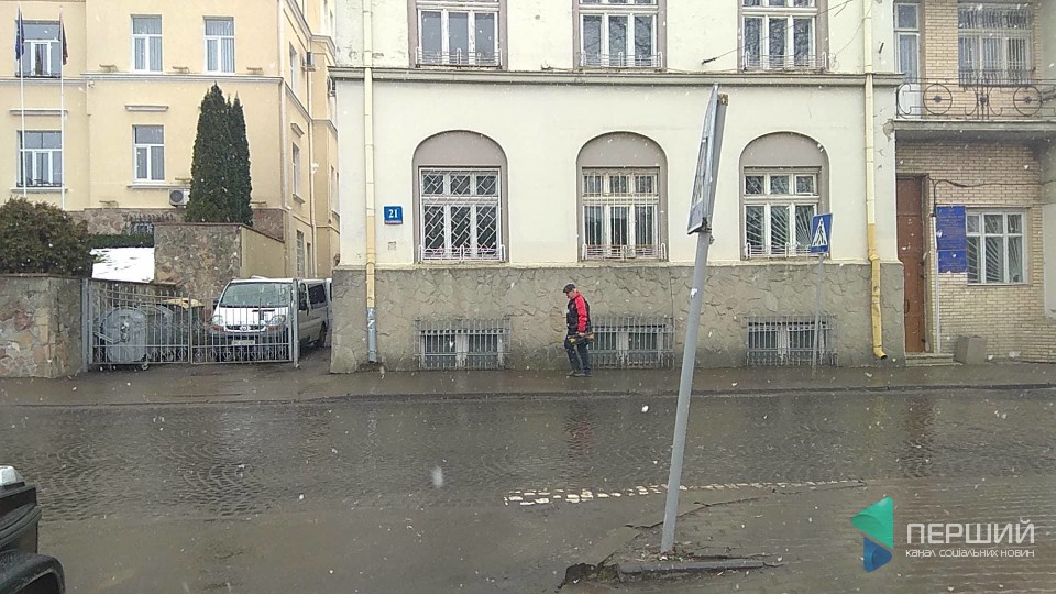 У Луцьку тролейбус «Богдан» в'їхав у дорожній знак. ФОТО