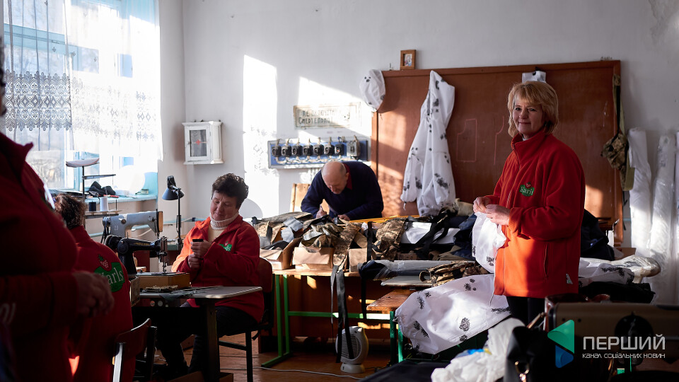 Після уроків – за швейну машинку. У волинському селі вчителі шиють військовим плащі і «розгрузки»