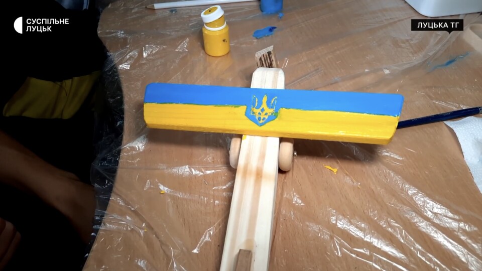 Відбудувати Мрію: на Волині діти розфарбували дерев'яні літаки, які планують продати на аукціоні