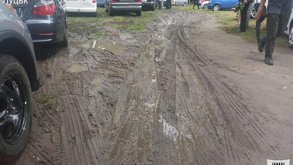 На Теремнівських ставках водії перетворили зелену зону на суцільне болото