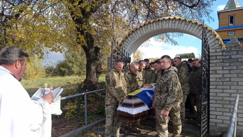 Громада на Волині прощалася із воїном. ФОТО