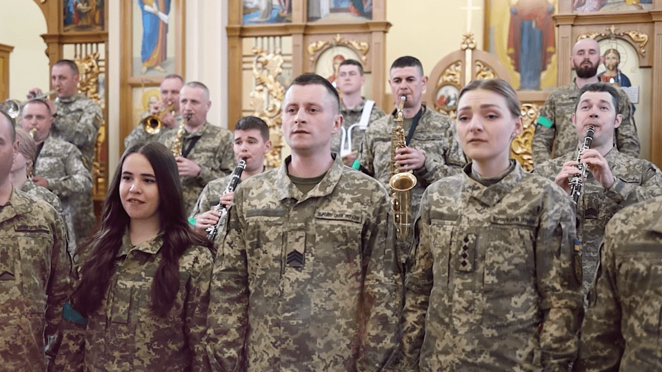 «Боже Великий, Єдиний, нам Україну храни!». Хор і оркестр повітряних сил ЗСУ виконали молитву