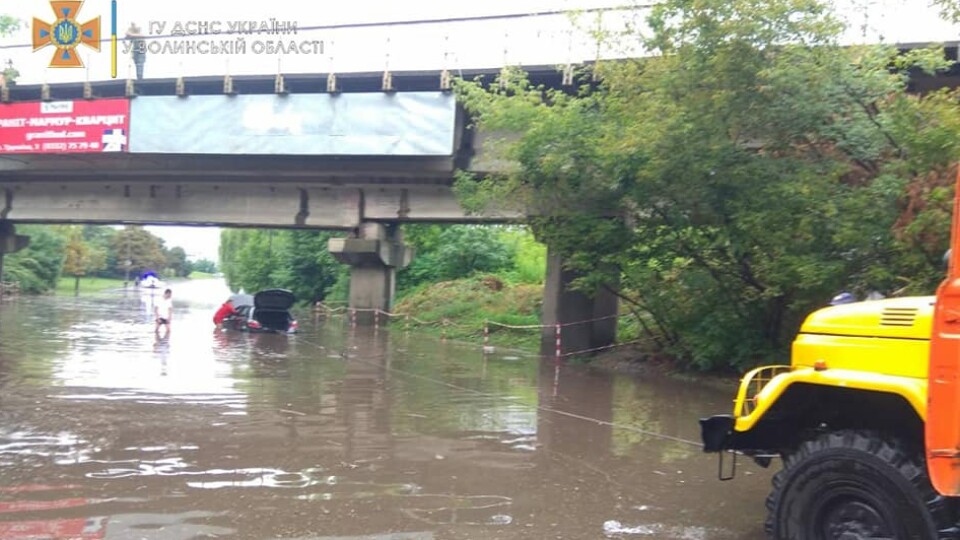 У Луцьку внаслідок зливи підтопило дев'ять вулиць