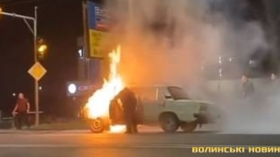 У Луцьку на Рівненській загорілася автівка