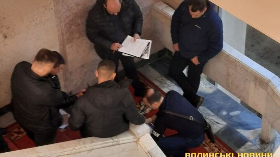 Посадовця з Луганщини, якого затримали на хабарі, взяли під домашній арешт