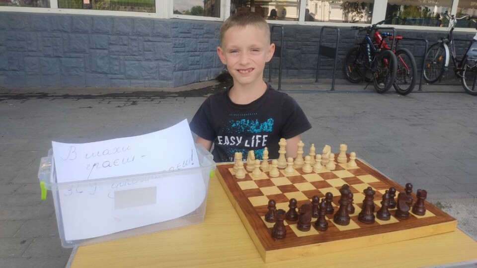 У Луцьку 8-річний хлопчик грає з перехожими у шахи. Зароблені гроші віддає на ЗСУ