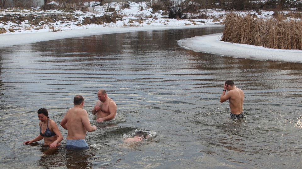 Водохрещенські купання у Володимирі. ФОТО