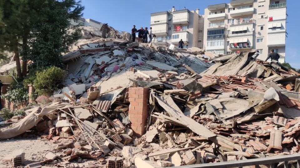 Туреччину та Грецію сколихнув сильний землетрус. Під завалами шукають людей