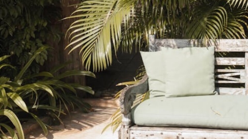 Як створити стильну атмосферу в саду з допомогою меблів для відпочинку