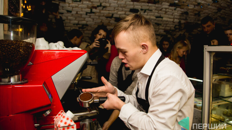 Київський бар обіцяє безкоштовно частувати клієнтів луцької кав'ярні, в якій працюють «сонячні» люди