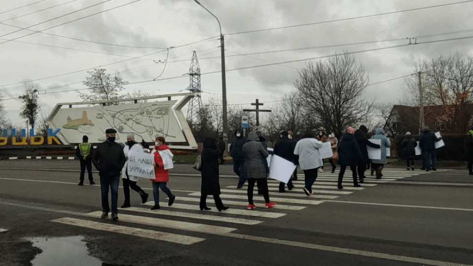 У Луцьку на Рівненській працівники психлікарні перекрили дорогу, бо їм не платять зарплати