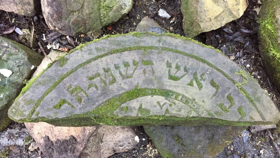 На Волині серед сміття знайшли єврейські надгробки. ФОТО