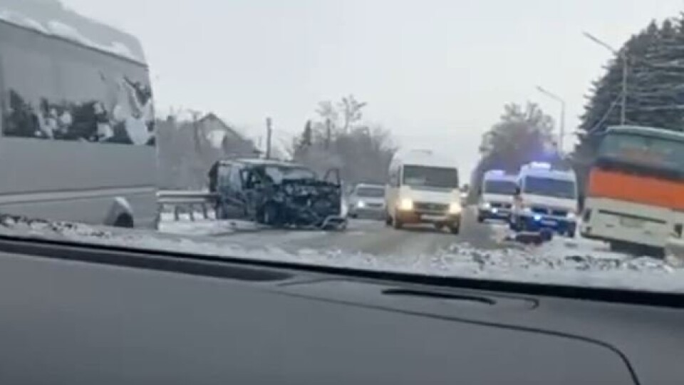 Біля Луцька – аварія за участю автобуса, буса і легковика