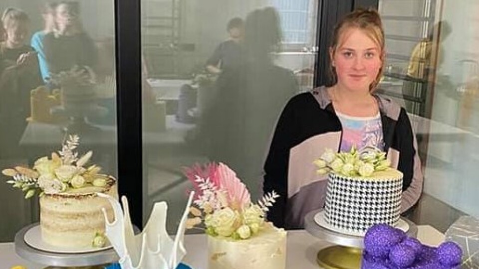 Школярка з Волині випікає та декорує торти на замовлення однією рукою