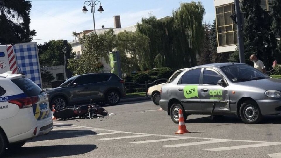 Показали відео зіткнення мотоцикліста із автівкою таксі у центрі Луцька
