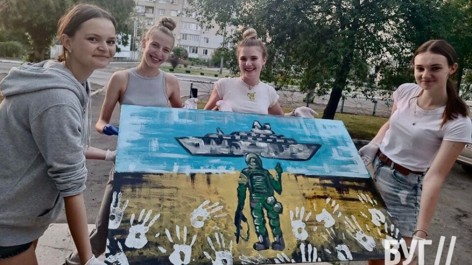 Допомога ЗСУ: в Іваничах випускниці намалювали картину з рускім кораблем і розіграли її в лотереї