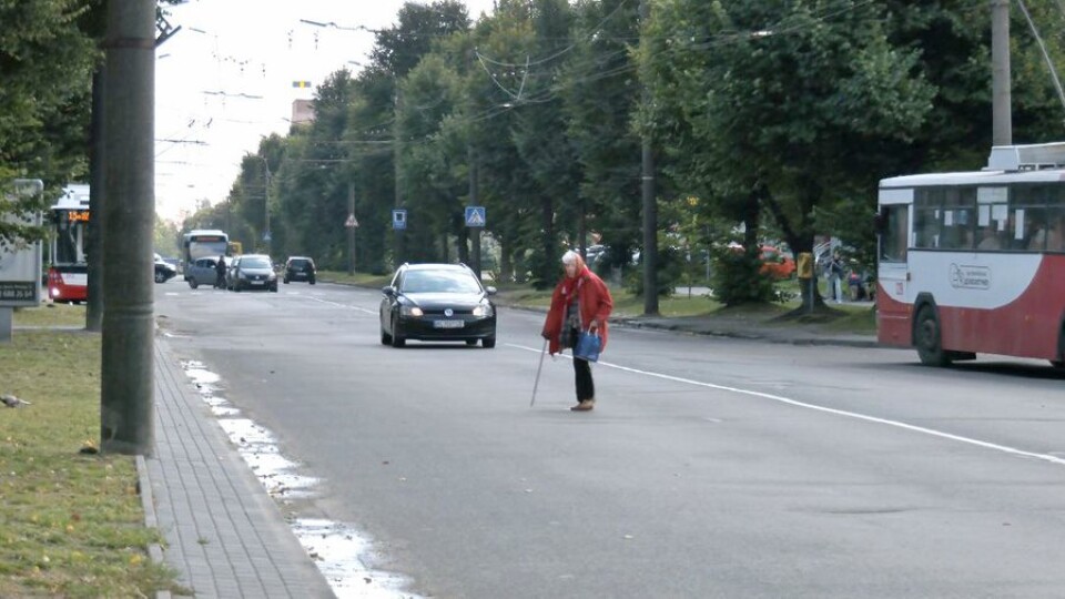 Найбільші порушники – пенсіонери: у Луцьку патрульні штрафували пішоходів. ВІДЕО