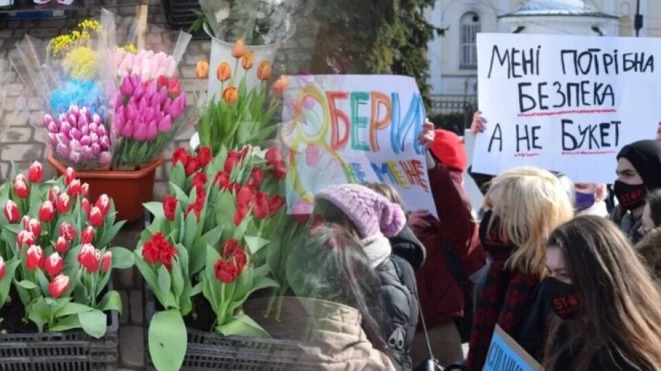 «Не актуально», «Вихідний не треба», «Не про квітки, а цінності!»: що думають лучани про 8 березня
