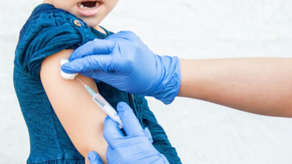 У МОЗ дозволили щепити проти ковіду дітей з 12 років. Якою вакциною