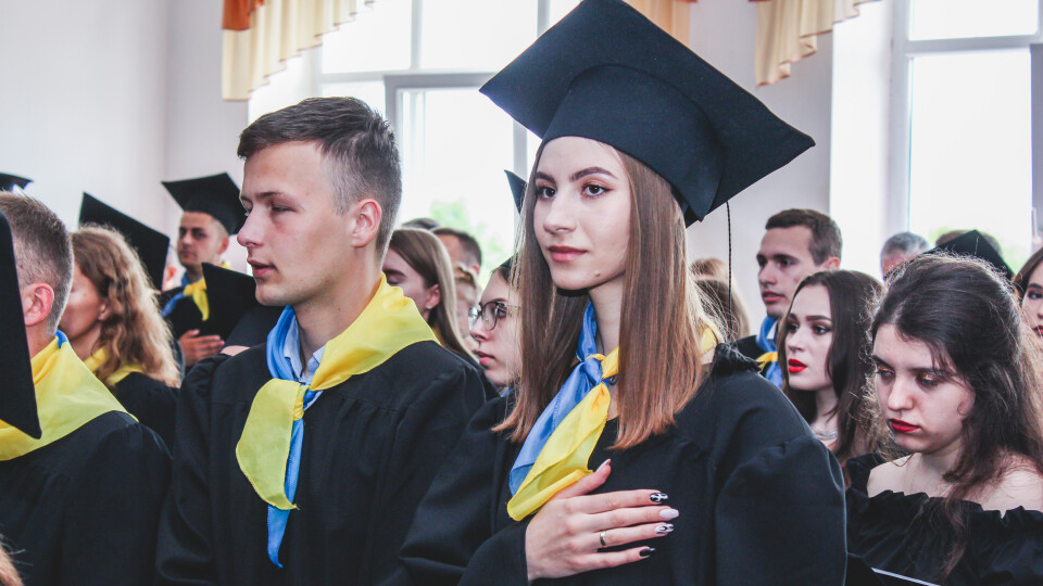 Перший «фронтовий» випуск: у ВНУ вручили дипломи бакалаврів