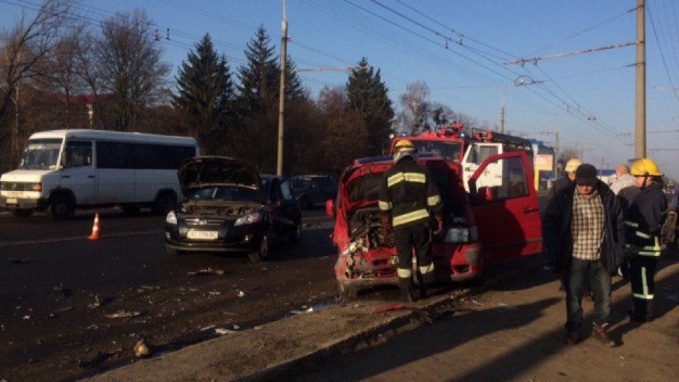 Аварія в Луцьку: потрощені три машини. ФОТО