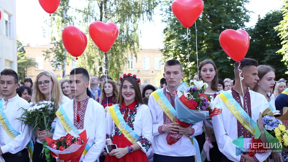 Лучани засипали Facebook фото з останніх дзвоників