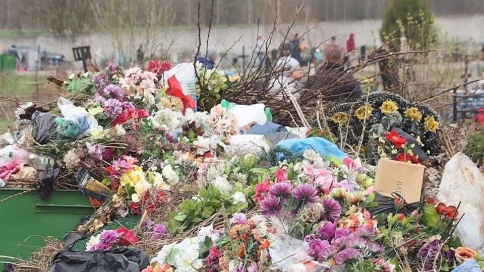 Луцький священник розповів, чому не варто нести штучні квіти на кладовища