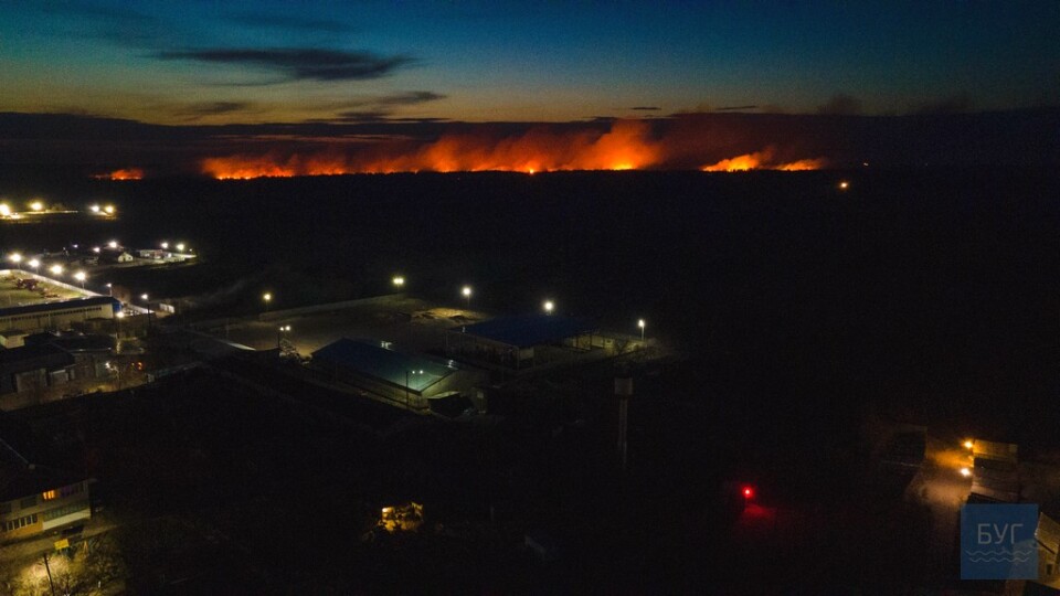 Вражаючі фото пожежі на полі біля Володимира-Волинського