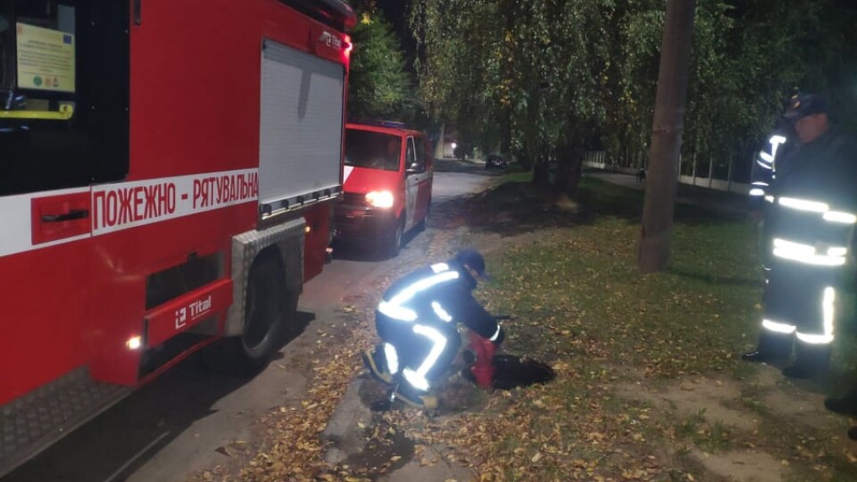 У Луцьку на території пологового будинку рятувальники провели нічні тренування