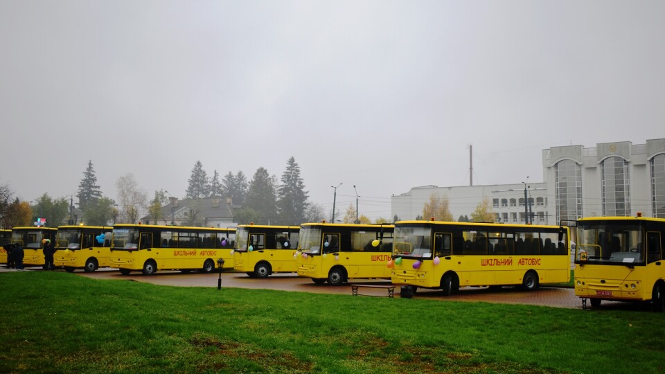 Волинським школам передали 15 нових автобусів