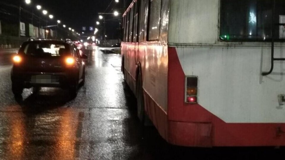 Хто керував автівкою, яка наїхала на водія тролейбуса у Луцьку