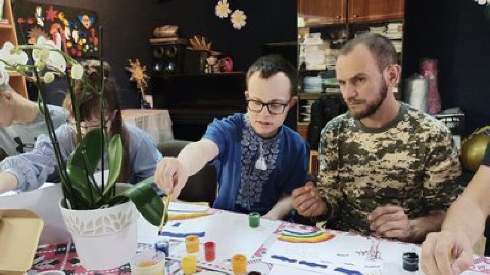 У Луцьку діти з синдромом Дауна та їх батьки організовують заняття арттерапії для військових