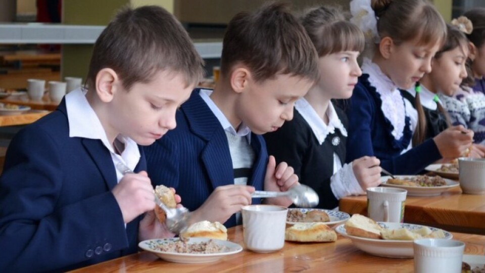 Скільки коштуватимуть пільгові обіди у луцьких школах у другому семестрі