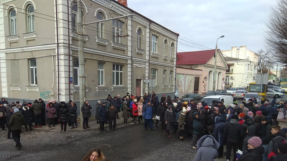 Біля Луцькради протестувальники перекрили дорогу. Поліція розвертає транспорт