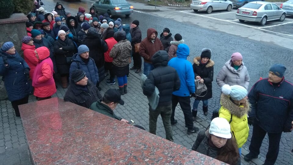 Під Луцькрадою протестують підприємці Старого ринку. Вони вимагають звільнити Сиротинську