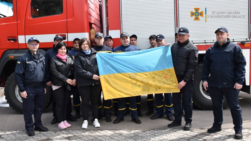 Прапор з автографами волинських рятувальників, які гасили нафтобазу, віддали в музей