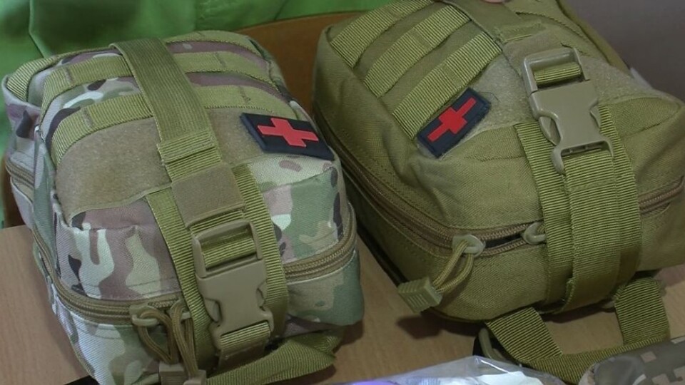 У Волинському медінституті волонтери збирають військові аптечки