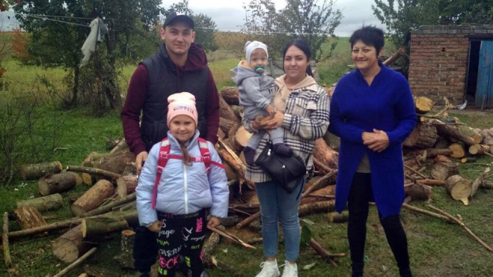 Поки чоловік служить, допомагають сусіди: як родина з Луганщини облаштувалась в селі на Волині