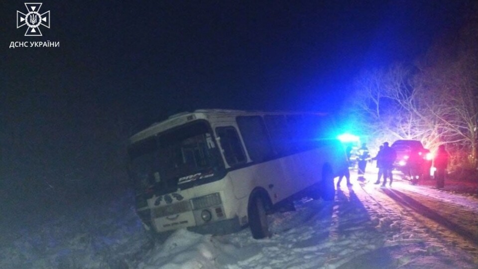 На Волині рейсовий автобус з 13 пасажирами потрапив в снігову пастку