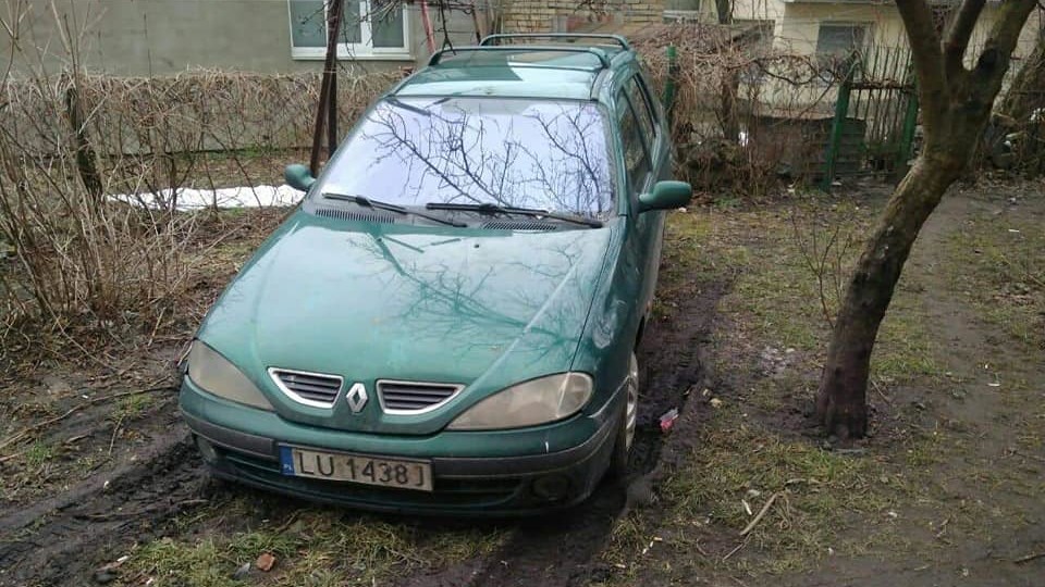 Горе-паркувальник понищив газон у центрі Луцька. ФОТО
