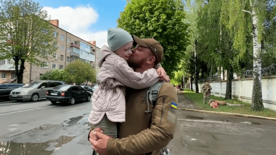 Дочекалася тата з війни: показали зворушливе відео зустрічі волинського прикордонника з донькою