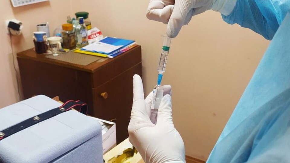 Як у луцькій лікарні проти COVID-19 вакцинують підлітків
