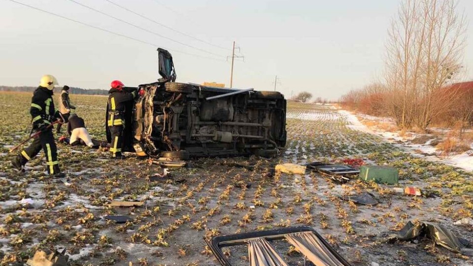 На Волині грузовий бус злетів у кювет. ФОТО