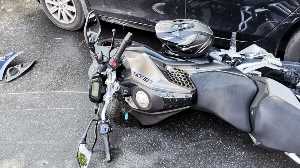 У центрі Луцька зіткнулися автомобіль та мотоцикл: водія двоколісного госпіталізували