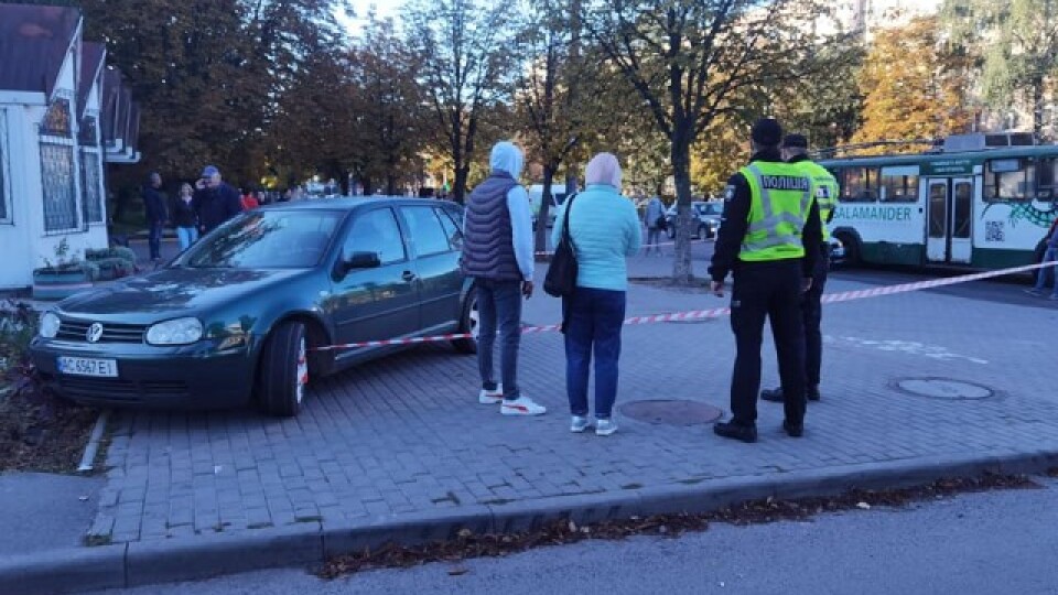 У Луцьку на проспекті Відродження «Фольскваген» вилетів на зупинку і збив чоловіка