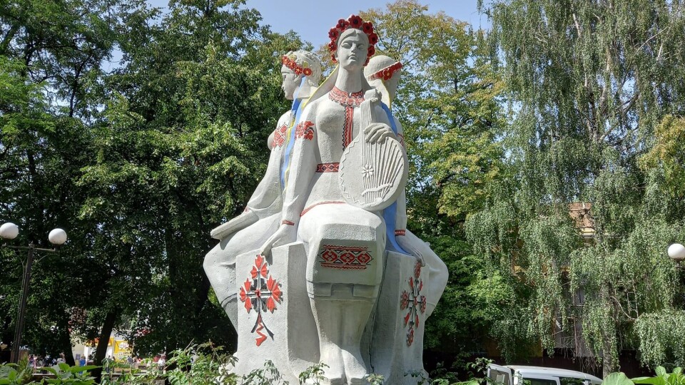 У Ковелі розфарбували скульптуру, яка раніше називалася «Три сестри – Україна-Росія-Білорусь»