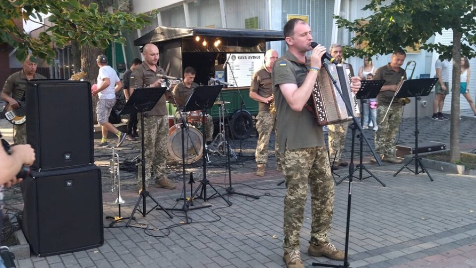 Військово-музичний центр Сухопутних військ влаштував вуличний концерт у Луцьку