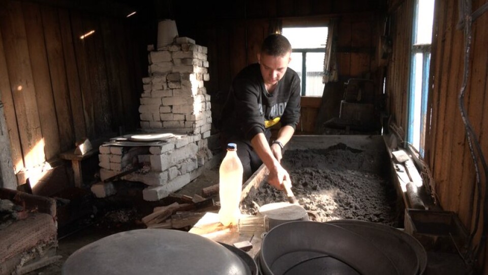 Відновлює сімейне ремесло: на Волині 19-річний хлопець виготовляє посуд із алюмінію