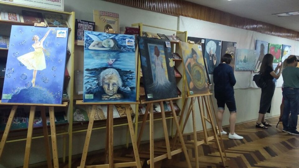 У Луцьку художник з Донеччини продає картини, щоб допомогти ЗСУ
