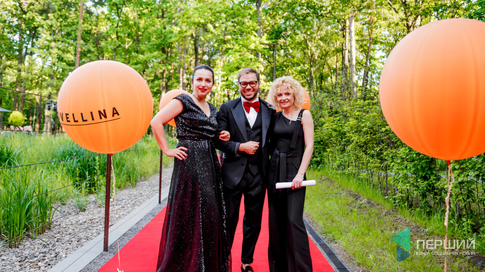 Розкішна open air-вечірка в «Gosti»: червона доріжка, вишукана публіка і зірка моди Андре Тан